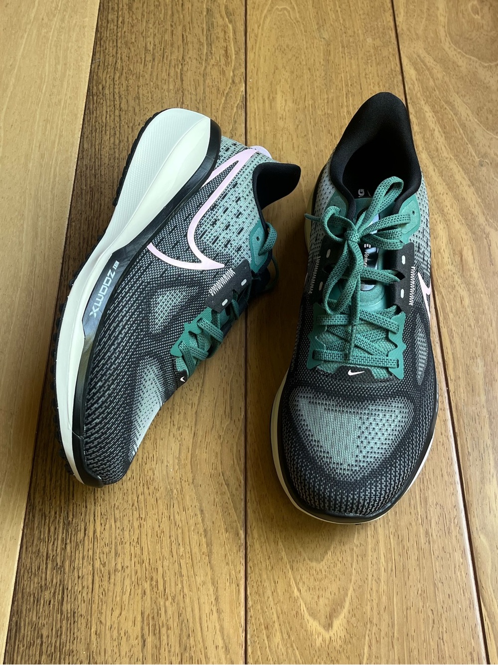 NWOB Nike Vomero 17 Women's Road Running Shoes Lightweight Size 8 Black Green